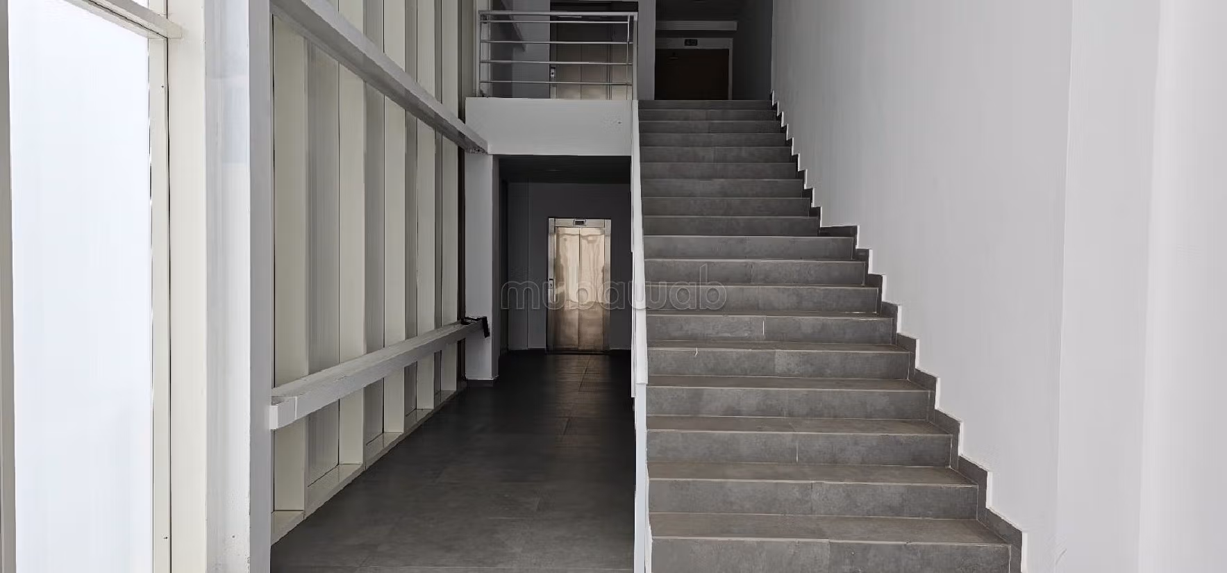 Affitta questo locale commerciale a Al Kamra. Superficie 1000 m²