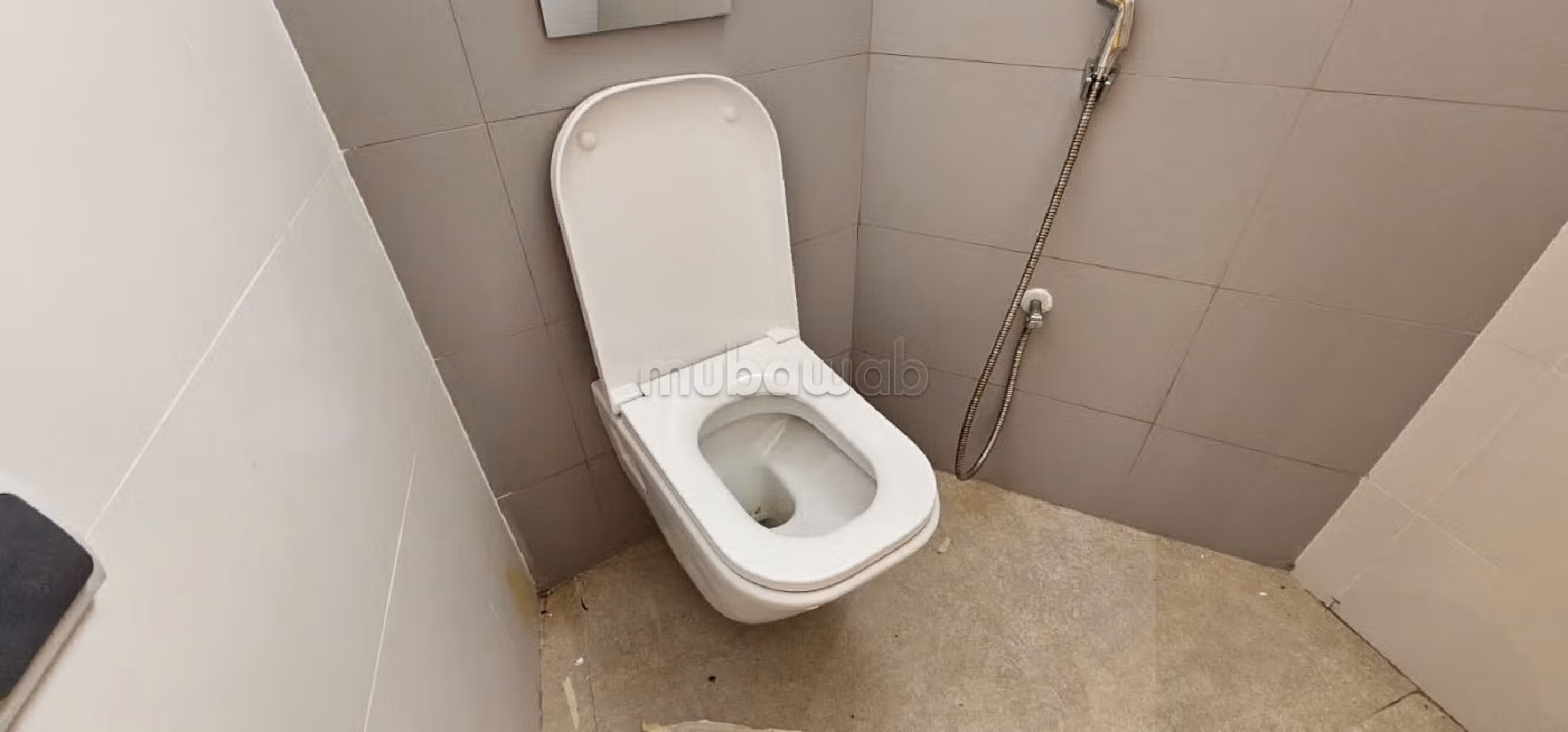 Affitta questo locale commerciale a Al Kamra. Superficie 1000 m²