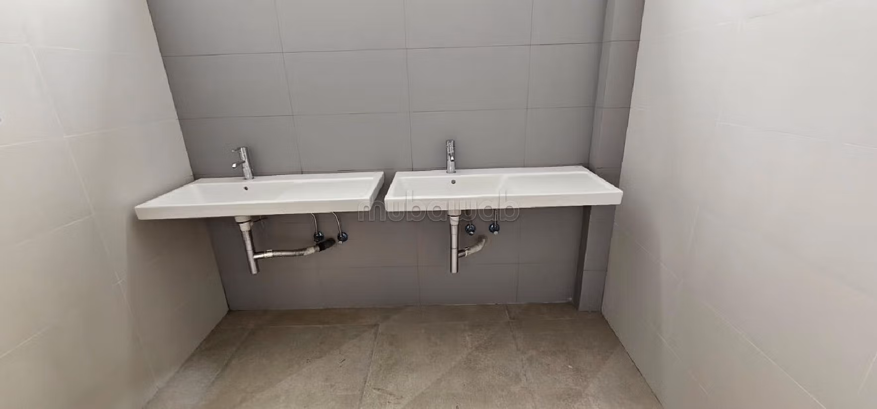 Affitta questo locale commerciale a Al Kamra. Superficie 1000 m²