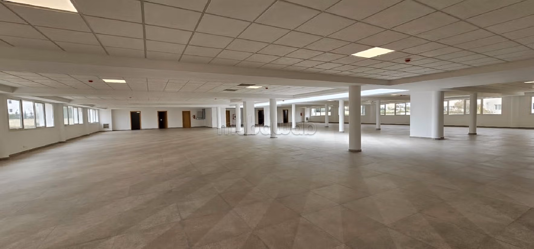 Affitta questo locale commerciale a Al Kamra. Superficie 1000 m²