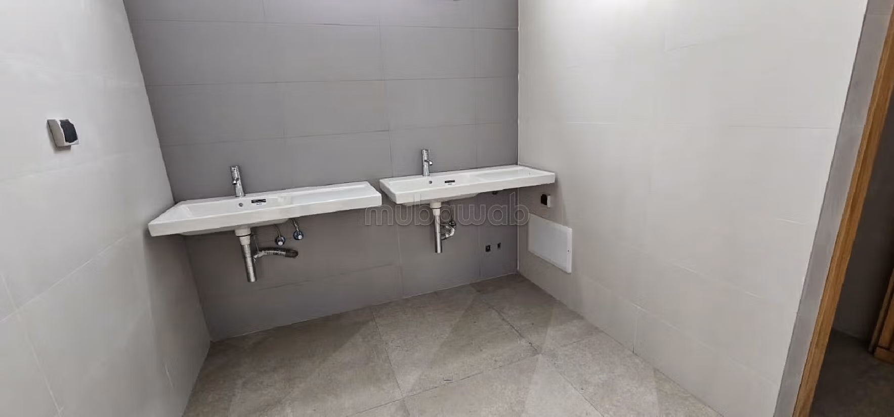 Affitta questo locale commerciale a Al Kamra. Superficie 1000 m²