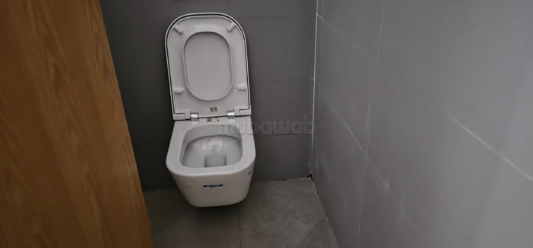 Affitta questo locale commerciale a Al Kamra. Superficie 1000 m²