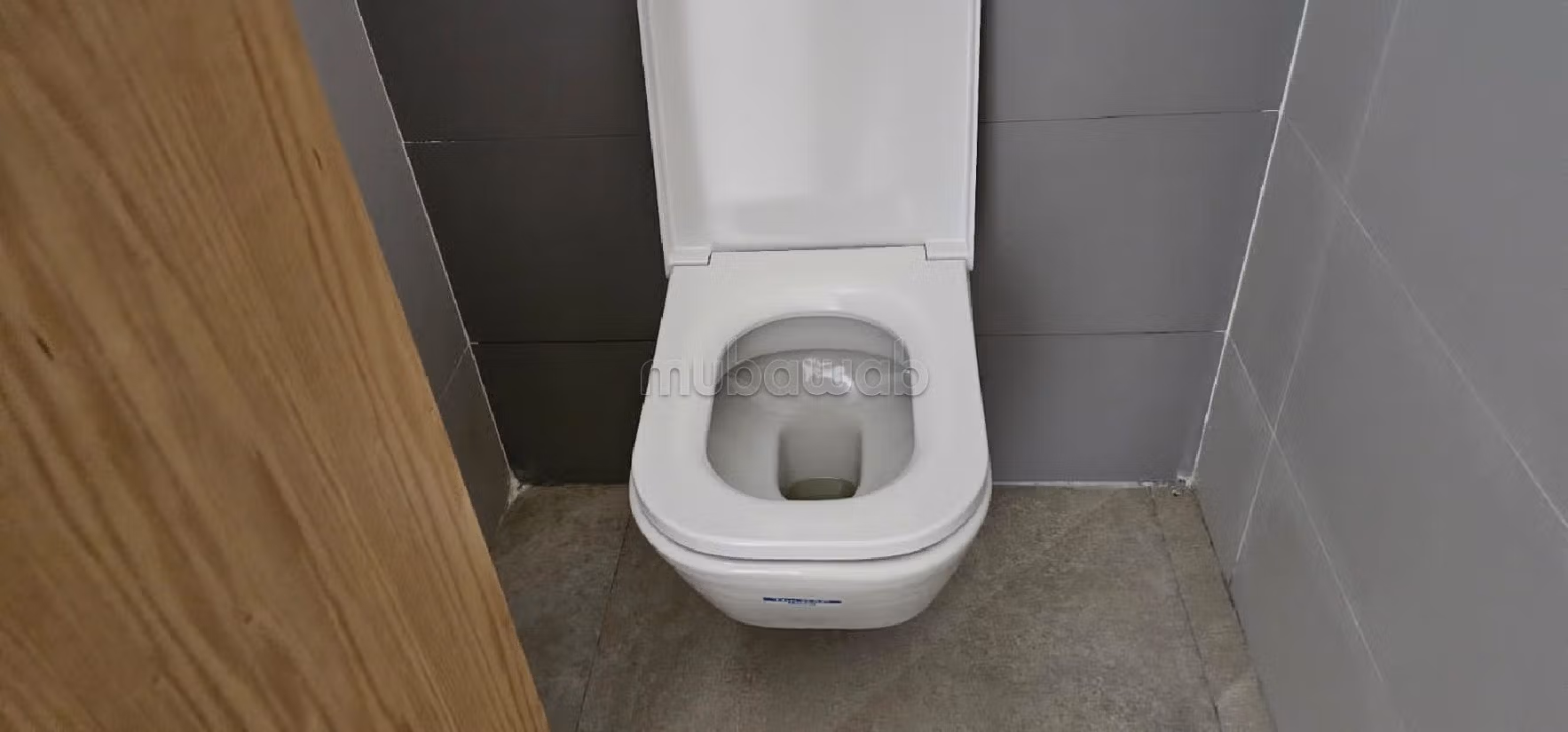 Affitta questo locale commerciale a Al Kamra. Superficie 1000 m²