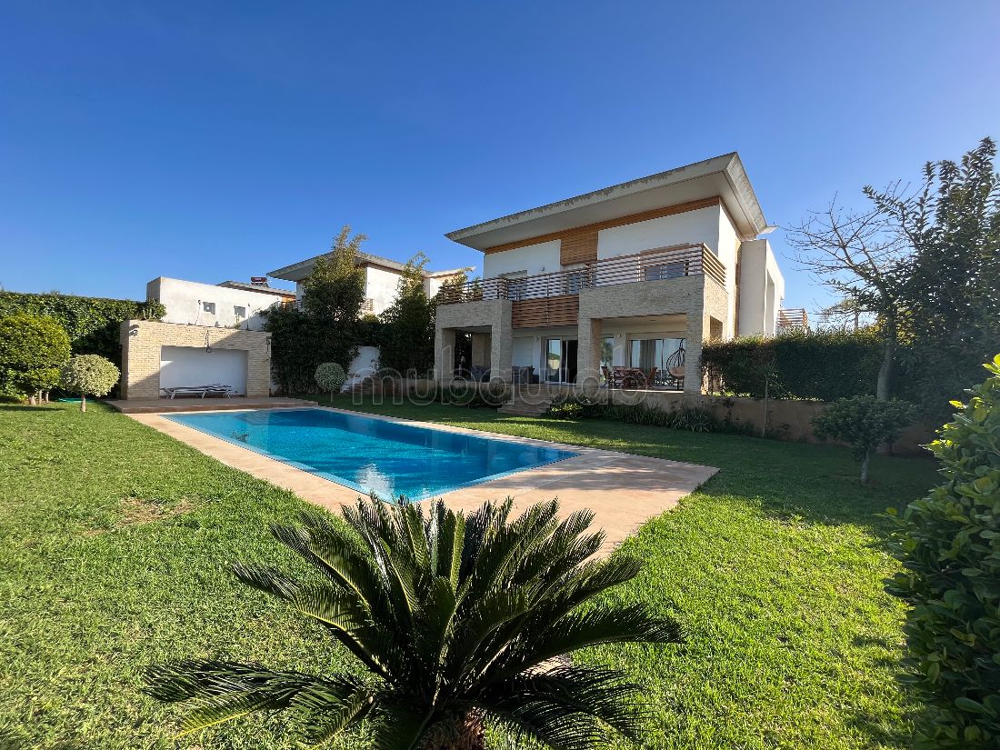 Splendide villa à vendre à Bouskoura. 5 chambres agréables. Salon traditionnel et système d