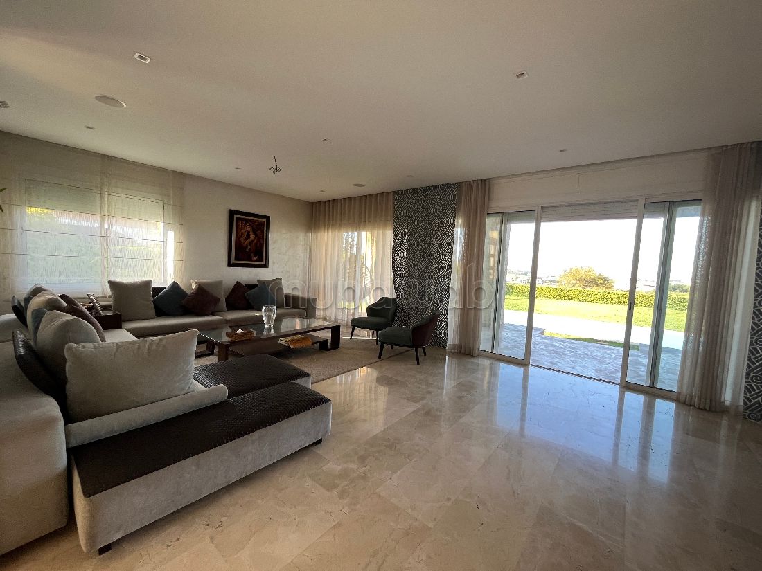 Splendide villa à vendre à Bouskoura. 5 chambres agréables. Salon traditionnel et système d