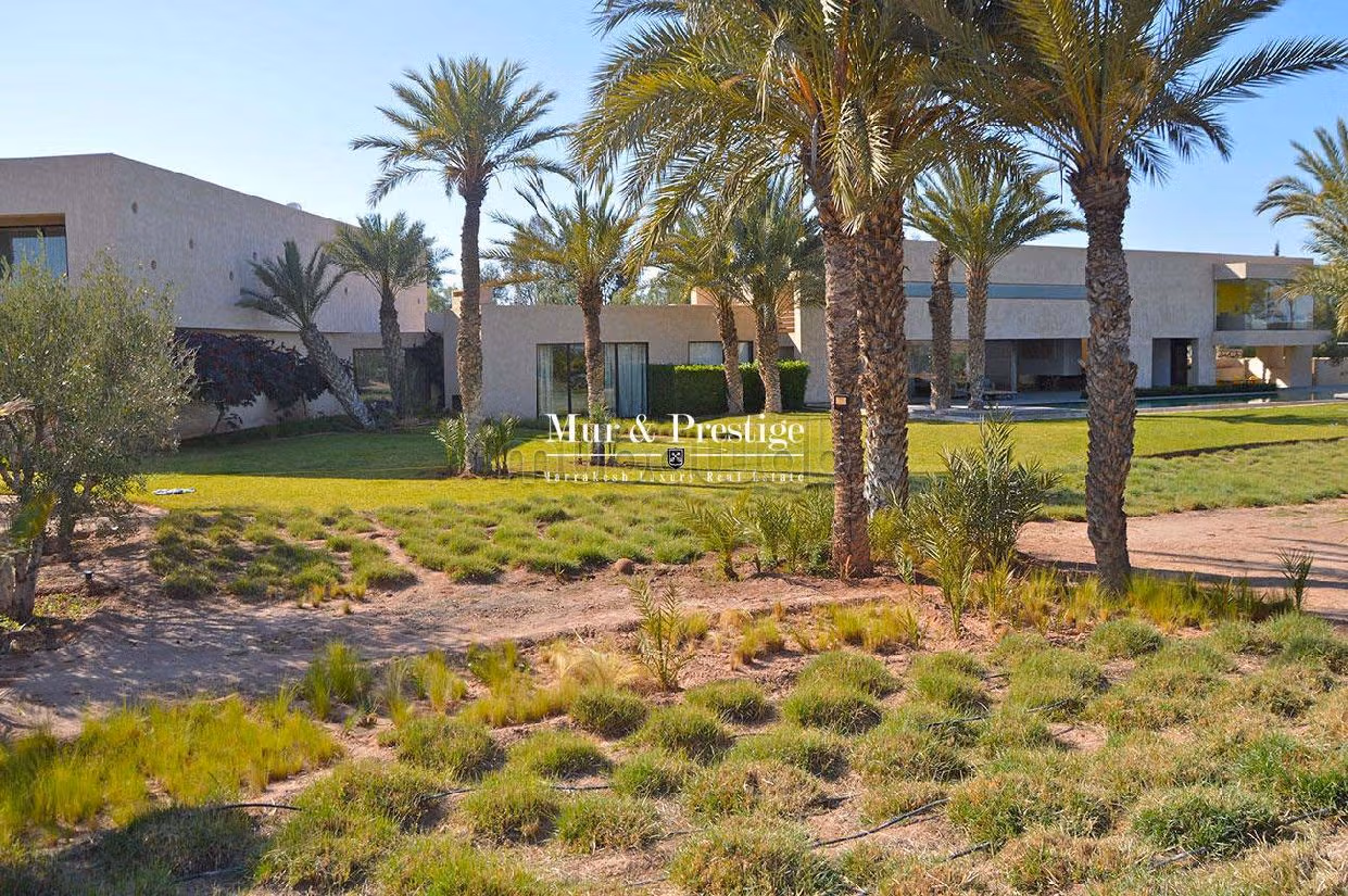 High quality house for sale in Ennakhil Palmeraie. Dimension 1200 m². Green area, Balcony