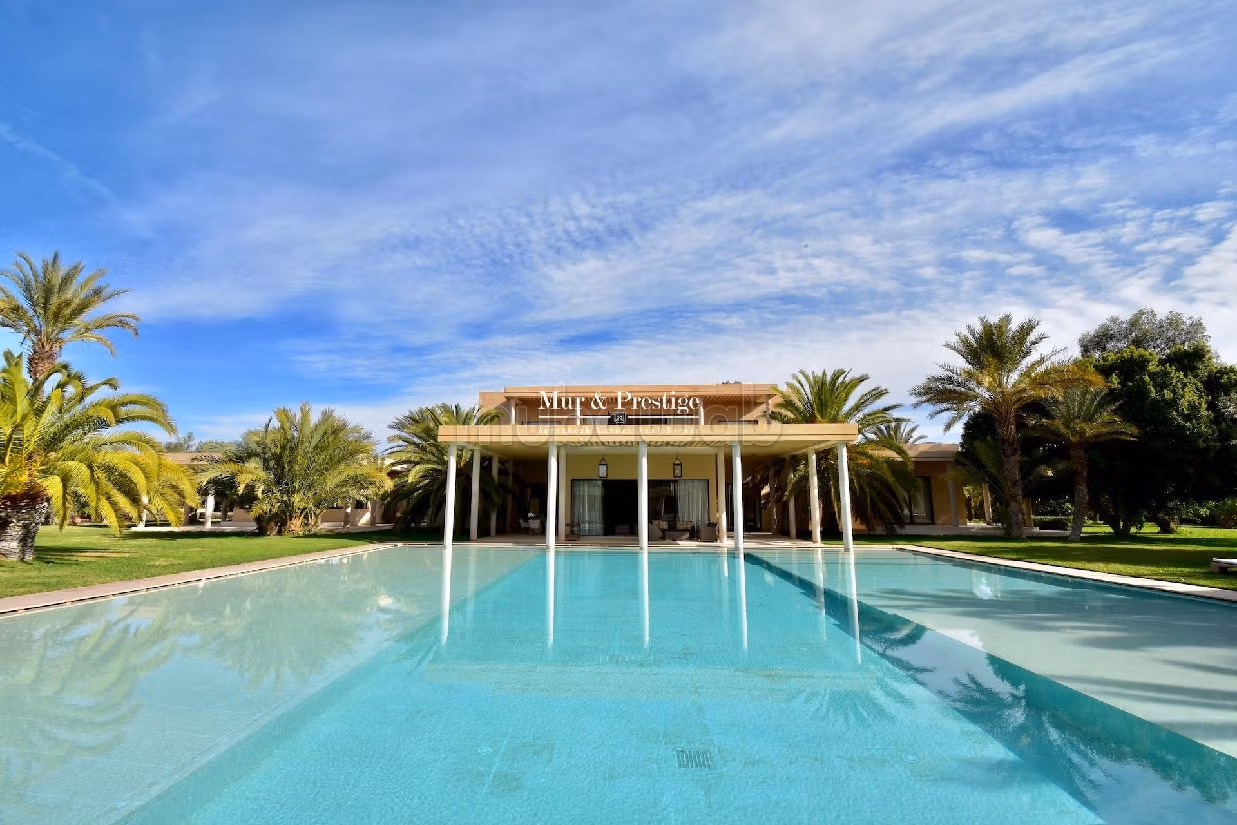 فيلا ممتازة للبيع بمراكش. 5 غرف. مسبح و مدفأة. 