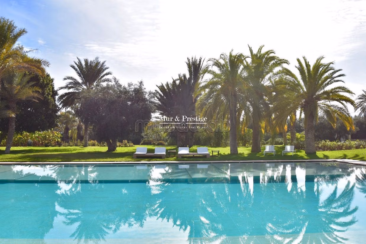 فيلا ممتازة للبيع بمراكش. 5 غرف. مسبح و مدفأة. 