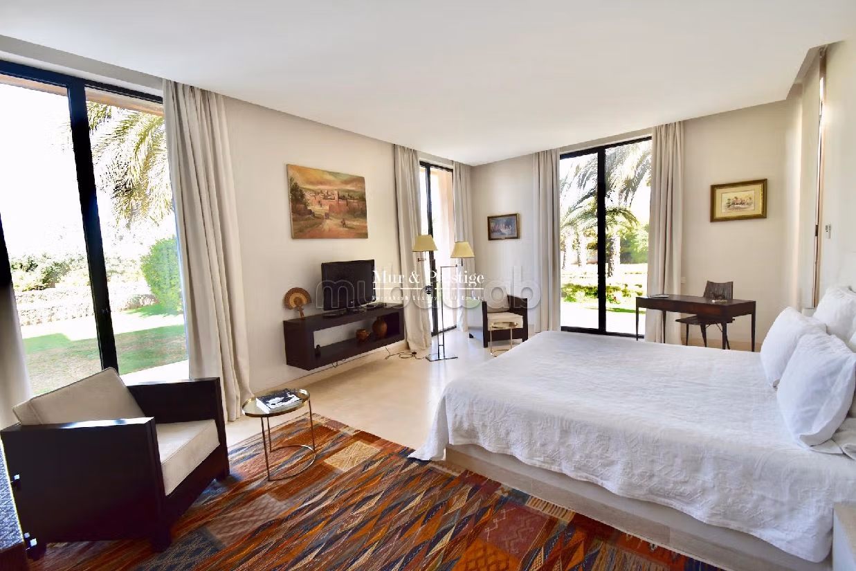 فيلا ممتازة للبيع بمراكش. 5 غرف. مسبح و مدفأة. 