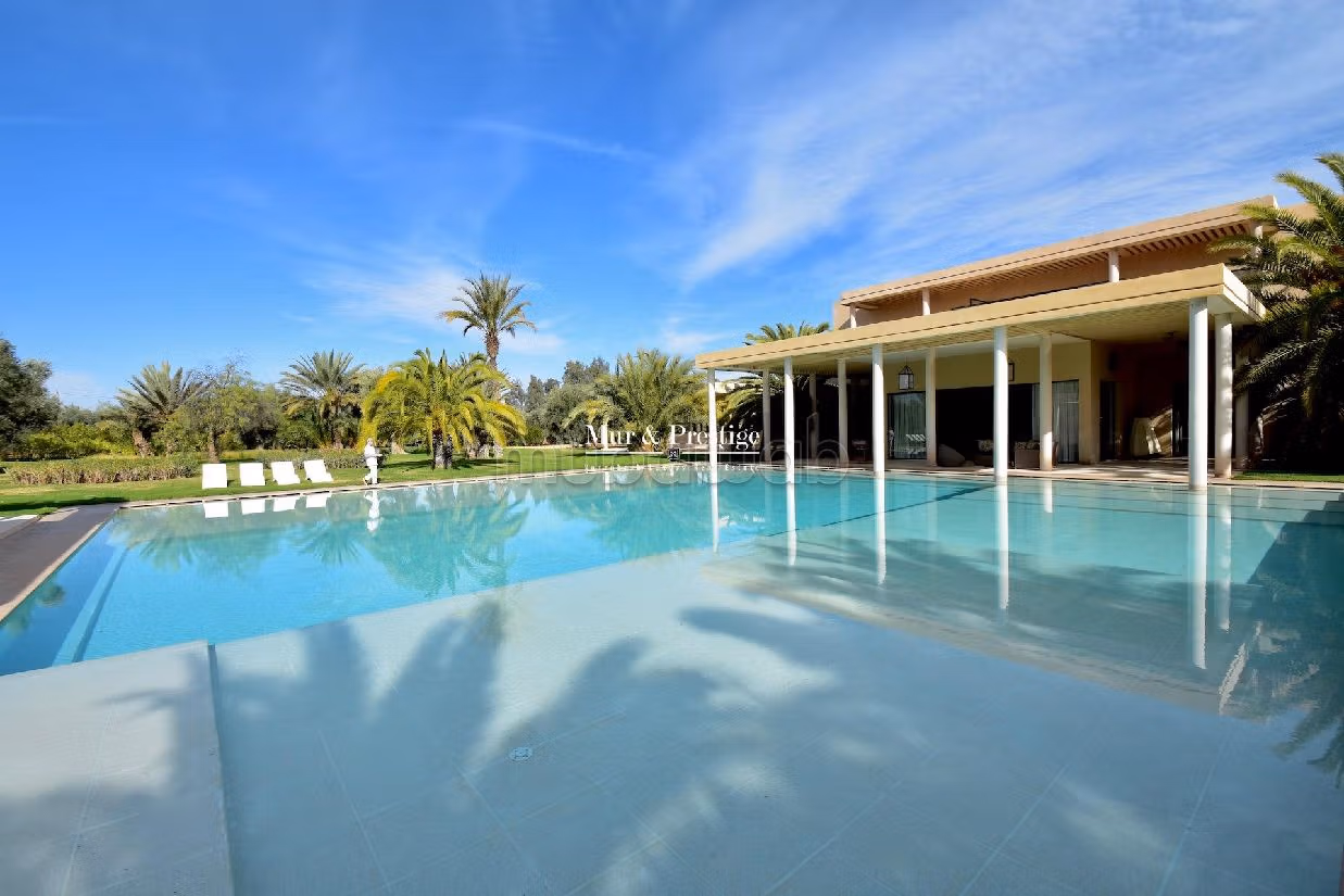 فيلا ممتازة للبيع بمراكش. 5 غرف. مسبح و مدفأة. 