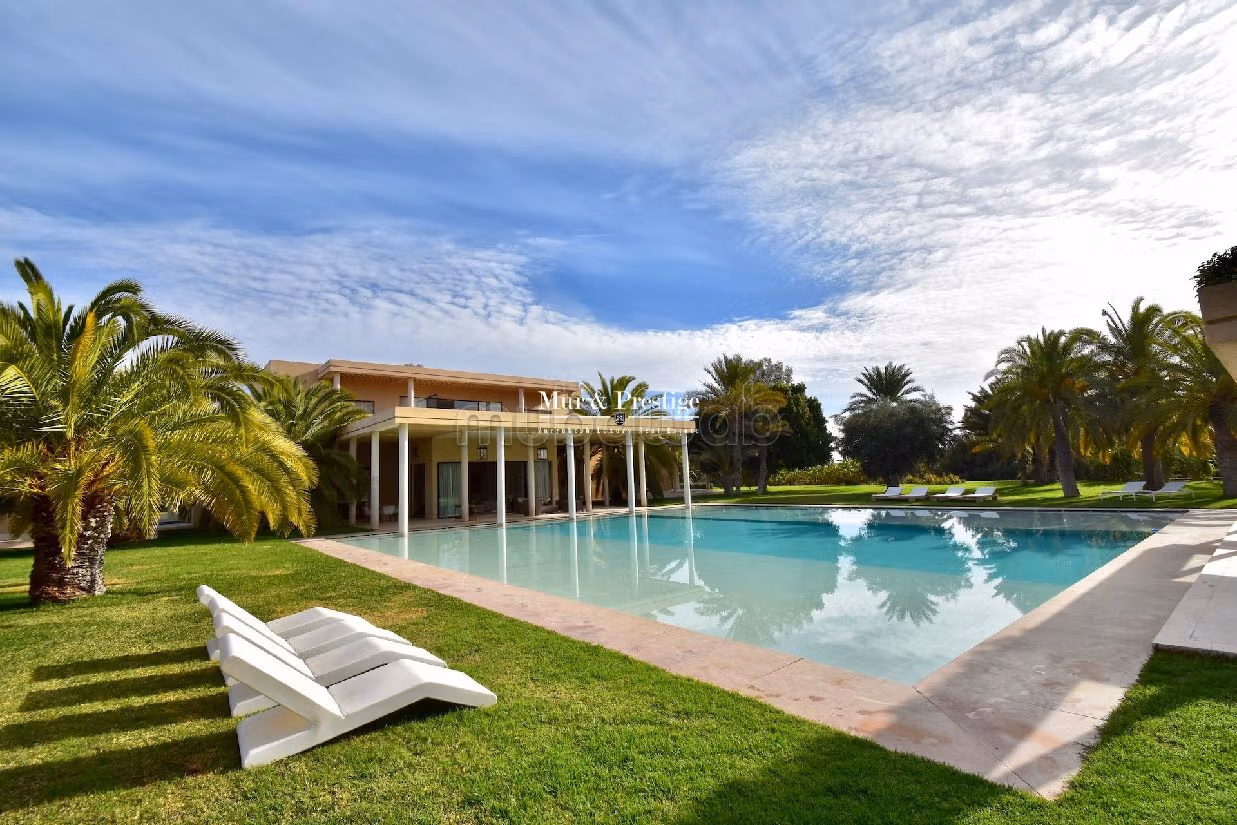 فيلا ممتازة للبيع بمراكش. 5 غرف. مسبح و مدفأة. 