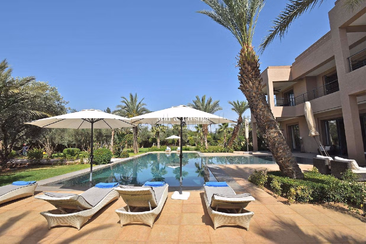 Fabulous villa for sale in Amelkis. 7 rooms. Usable fireplace, Large swimming pool. 