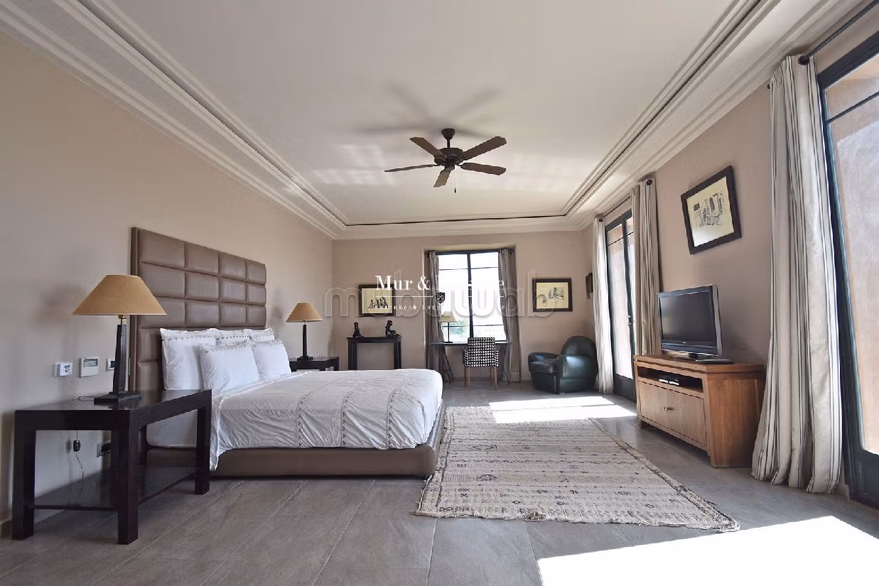 Fabulous villa for sale in Amelkis. 7 rooms. Usable fireplace, Large swimming pool. 