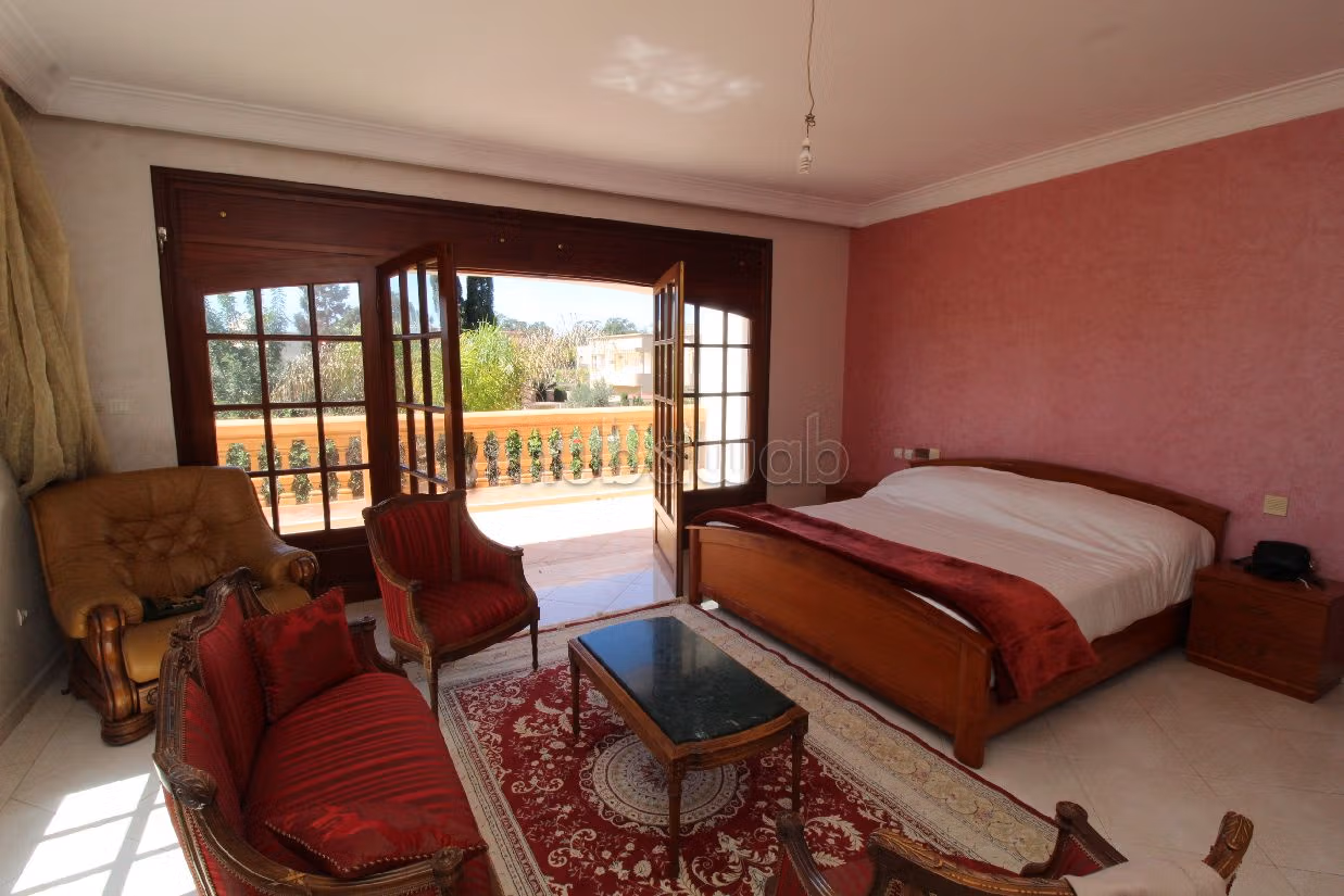 Luxury villa for sale. 8 large living areas. Green area, Balcony. 