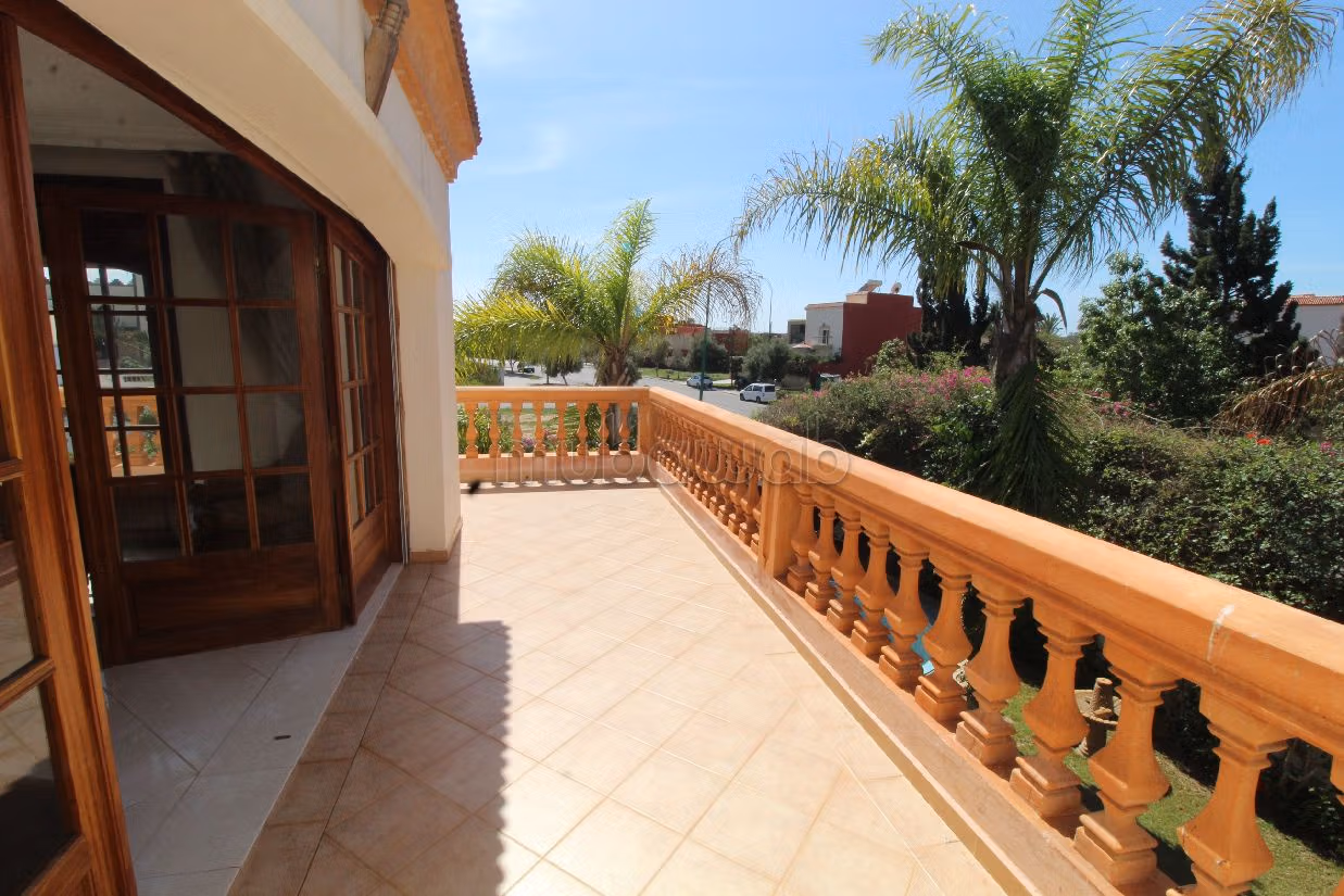 Luxury villa for sale. 8 large living areas. Green area, Balcony. 