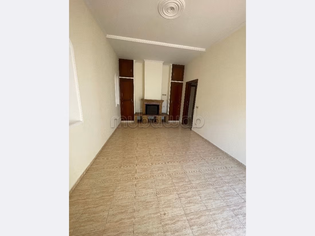 Alquiler de villa de alta gama en Souissi. Superficie 800 m². Aislamiento acústico, puerta de seguridad.