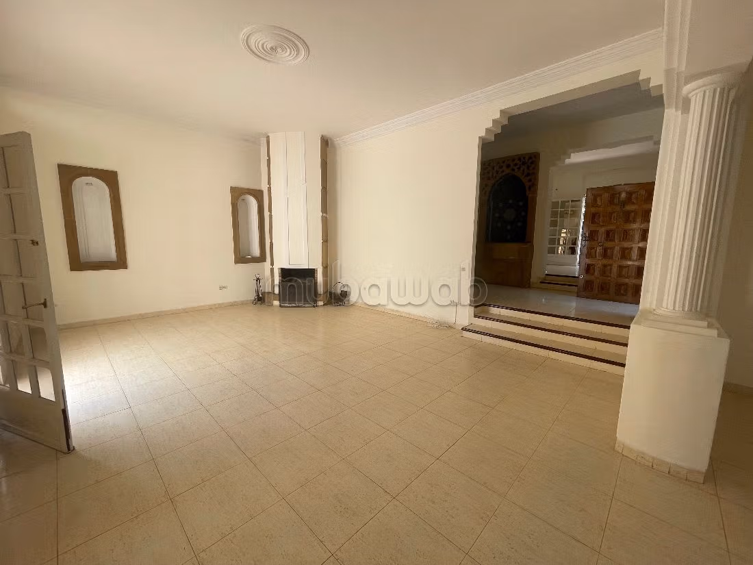 Alquiler de villa de alta gama en Souissi. Superficie 800 m². Aislamiento acústico, puerta de seguridad.