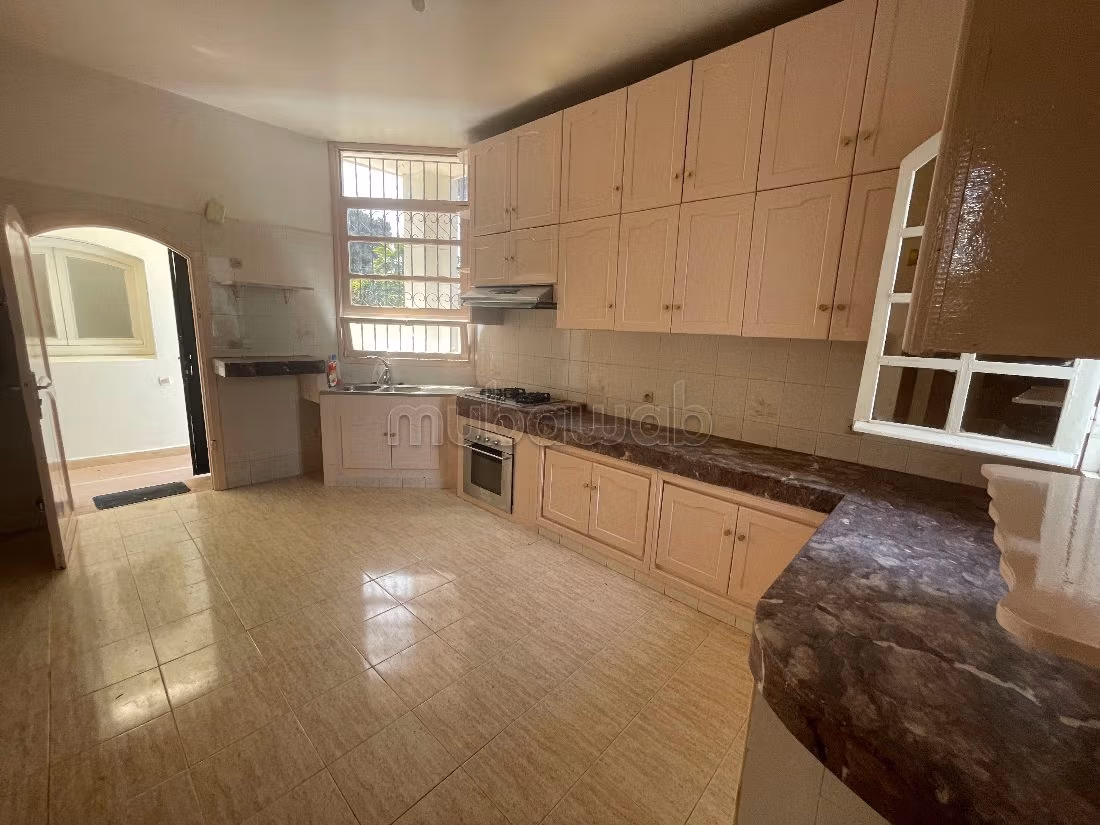 Alquiler de villa de alta gama en Souissi. Superficie 800 m². Aislamiento acústico, puerta de seguridad.