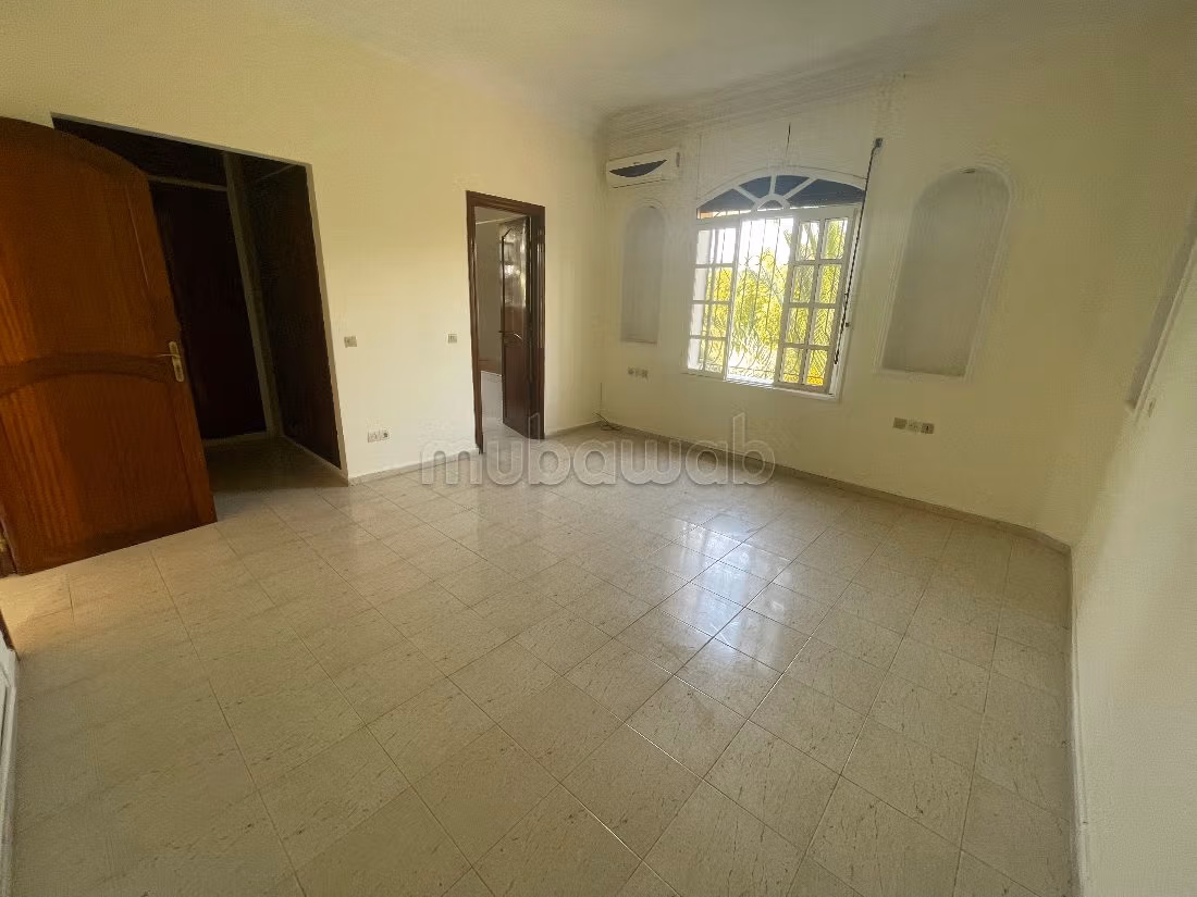 Alquiler de villa de alta gama en Souissi. Superficie 800 m². Aislamiento acústico, puerta de seguridad.