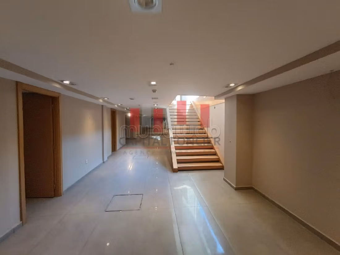 Offices & shops to rent in Racine