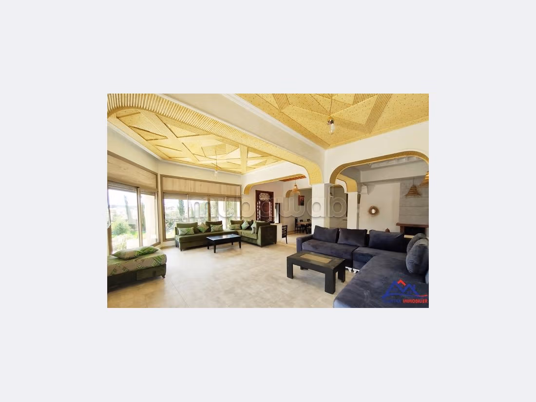 Villa's en luxe woningen kopen in Douar Laarab. 7 Slaapkamers. Zwembad en open haard