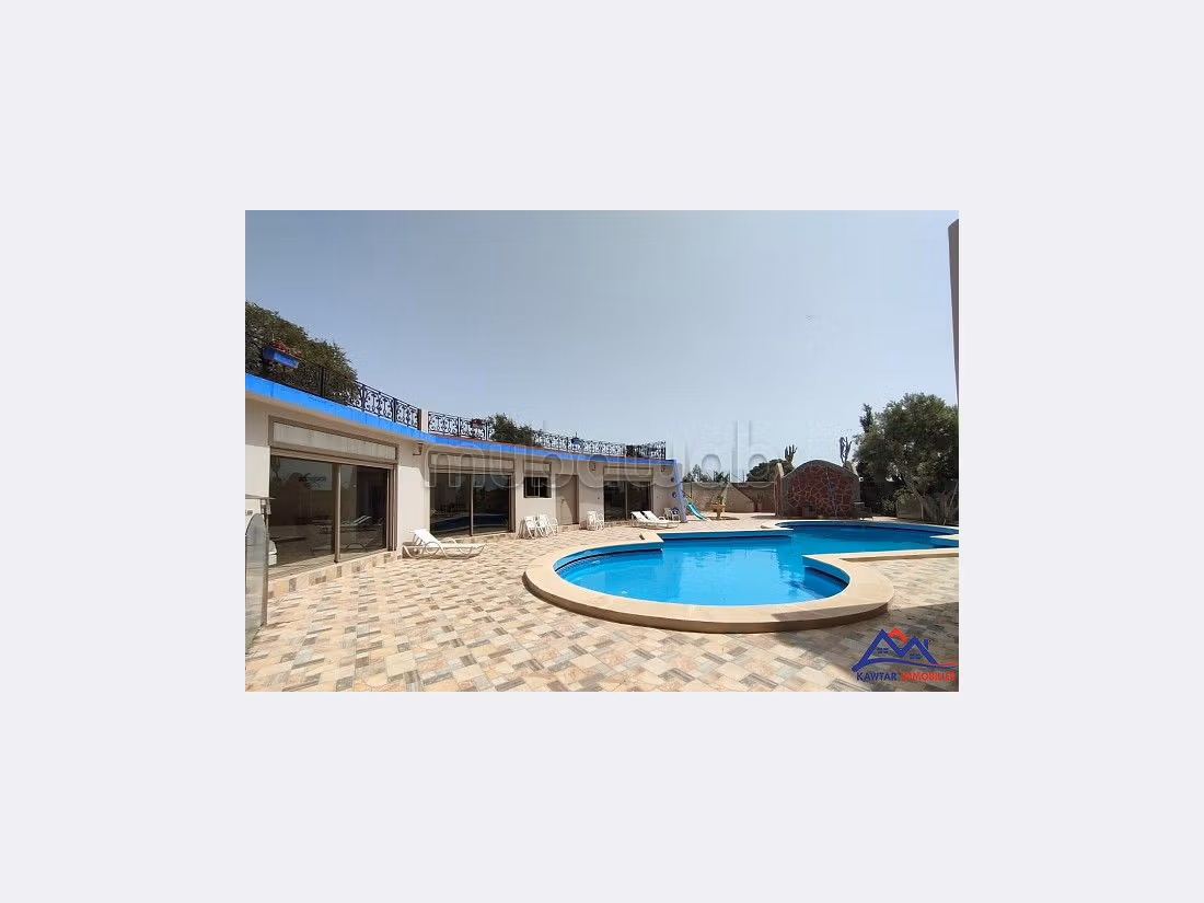 Villa's en luxe woningen kopen in Douar Laarab. 7 Slaapkamers. Zwembad en open haard