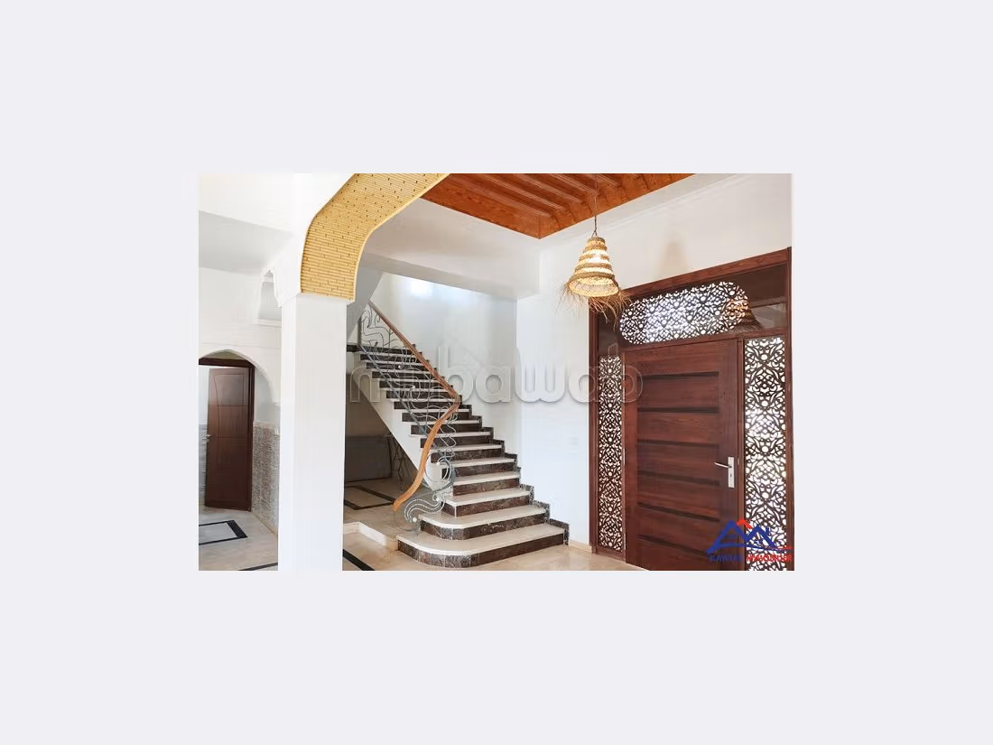 Villa's en luxe woningen kopen in Douar Laarab. 7 Slaapkamers. Zwembad en open haard