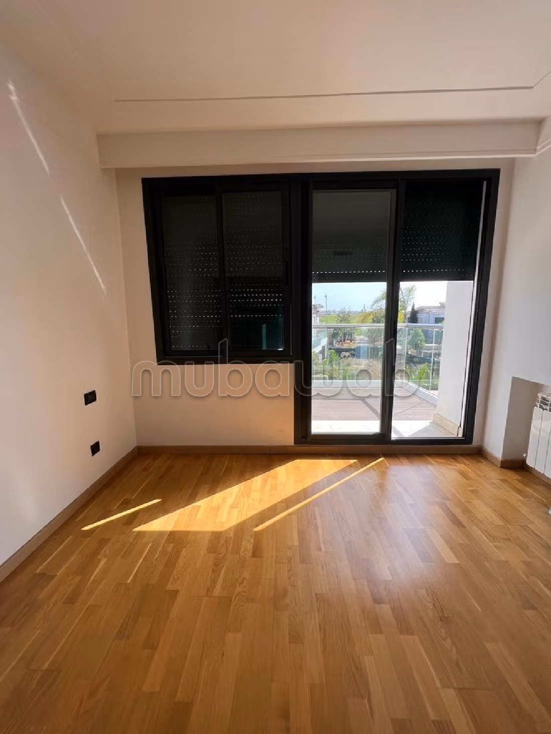 شقة جميلة للبيع ببوسكورة. المساحة 255 م². صالون مغربي، و خدمة الأمن والحراسة.