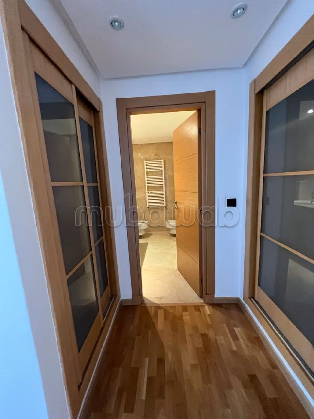 شقة جميلة للبيع ببوسكورة. المساحة 255 م². صالون مغربي، و خدمة الأمن والحراسة.