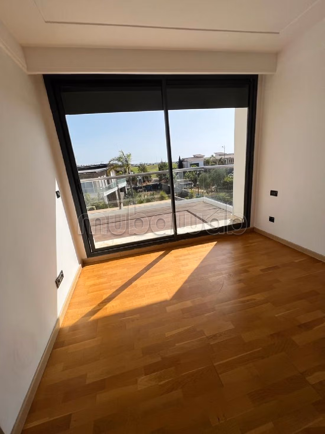 شقة جميلة للبيع ببوسكورة. المساحة 255 م². صالون مغربي، و خدمة الأمن والحراسة.