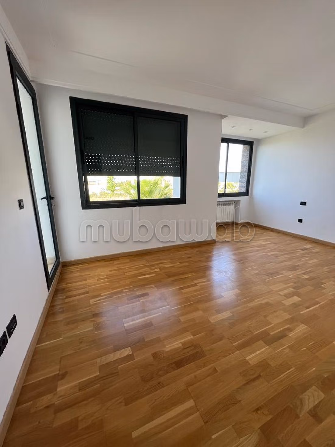 شقة جميلة للبيع ببوسكورة. المساحة 255 م². صالون مغربي، و خدمة الأمن والحراسة.