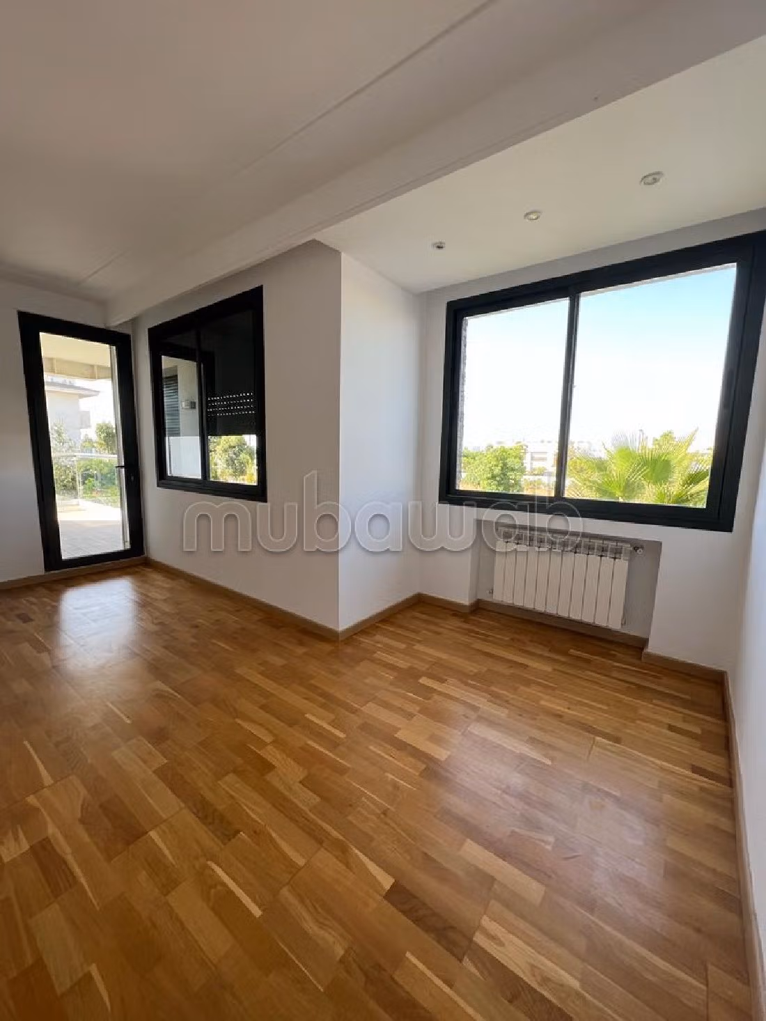 شقة جميلة للبيع ببوسكورة. المساحة 255 م². صالون مغربي، و خدمة الأمن والحراسة.