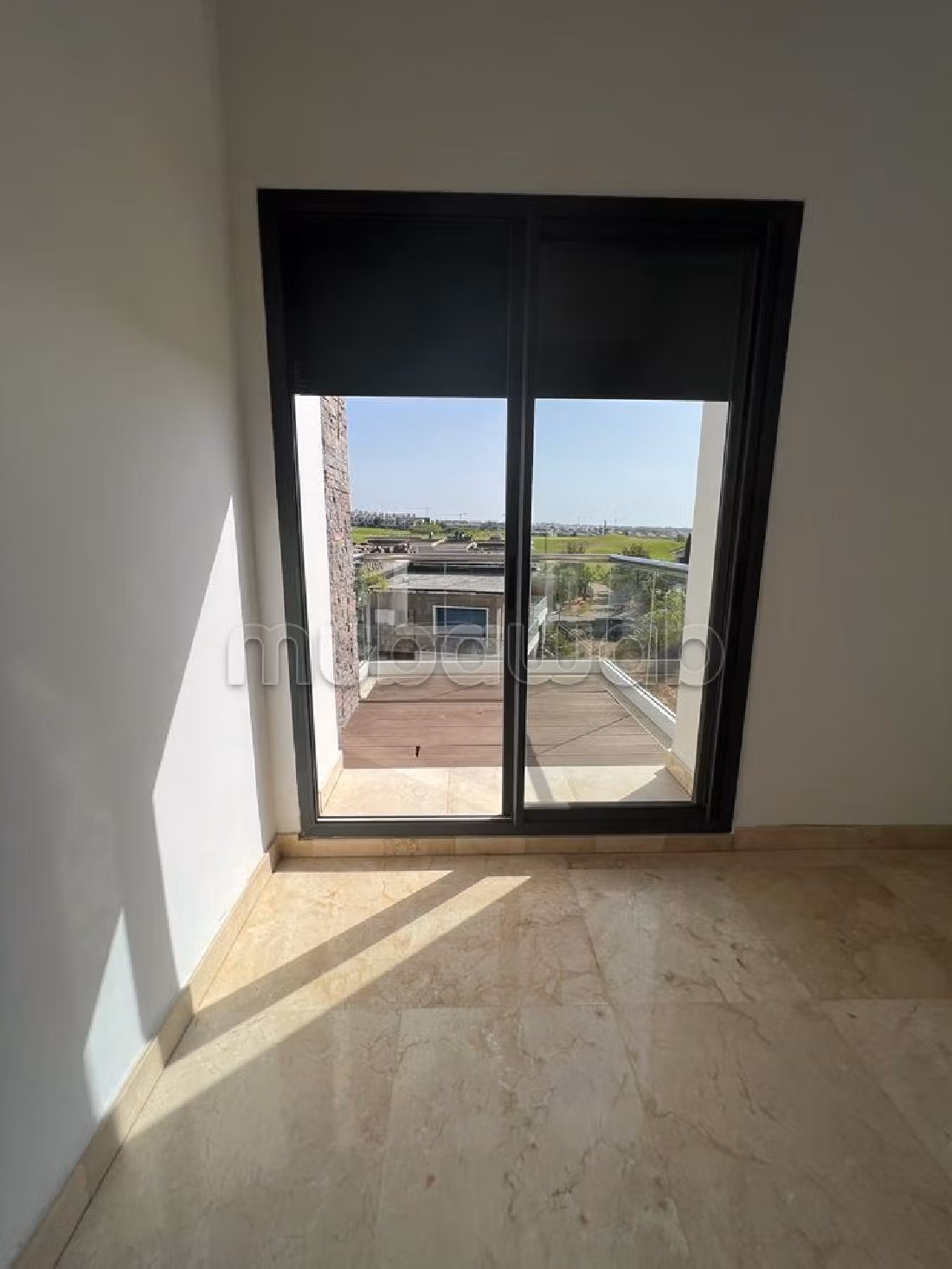 شقة جميلة للبيع ببوسكورة. المساحة 255 م². صالون مغربي، و خدمة الأمن والحراسة.