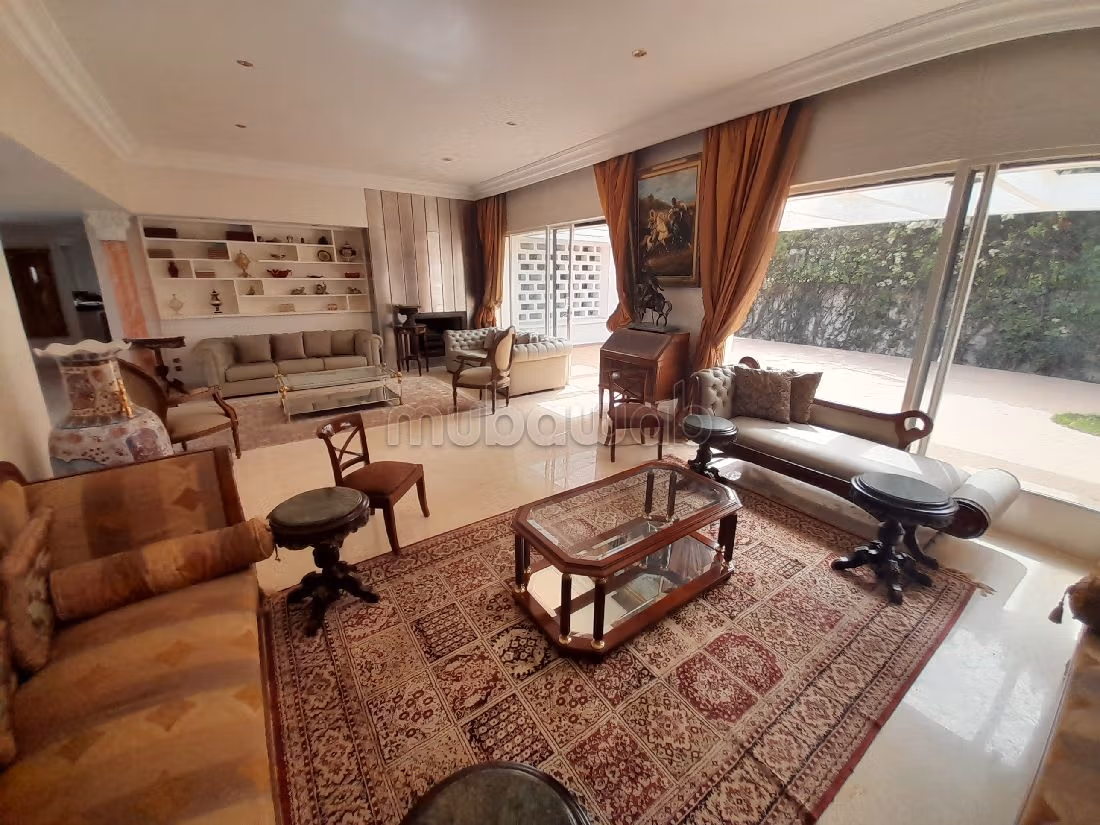 منزل ممتاز للبيع ب بولو. المساحة الكلية 1170 م². مسبح و مدفأة.