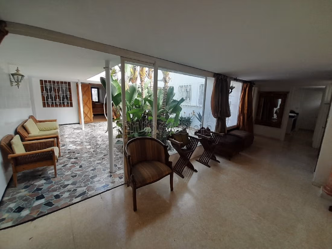 منزل ممتاز للبيع ب بولو. المساحة الكلية 1170 م². مسبح و مدفأة.