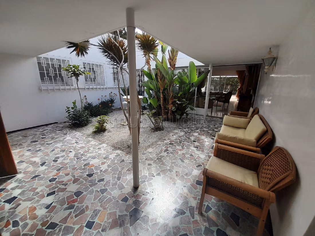 منزل ممتاز للبيع ب بولو. المساحة الكلية 1170 م². مسبح و مدفأة.