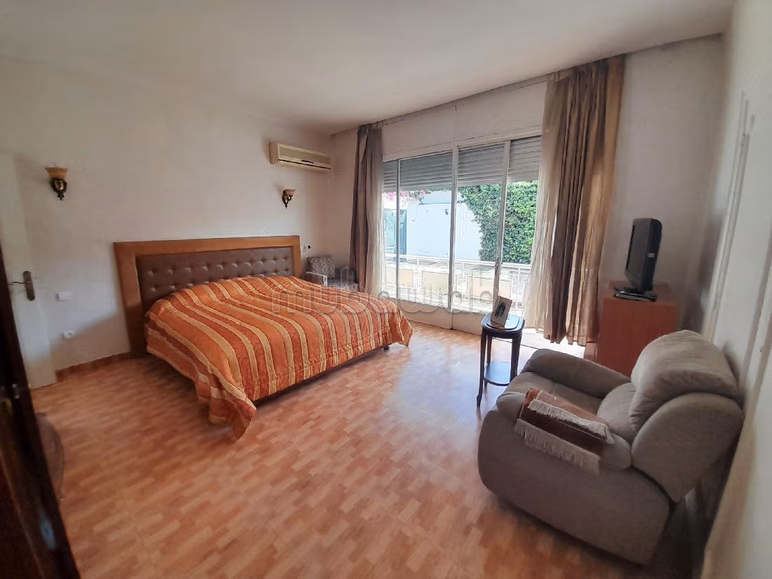 منزل ممتاز للبيع ب بولو. المساحة الكلية 1170 م². مسبح و مدفأة.