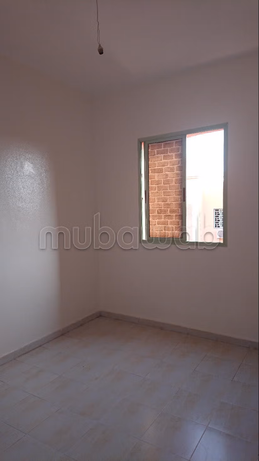 Appartamento in vendita a Route Casablanca. 2 belle camere da letto. Finestre con doppi vetri e porta blindata. 