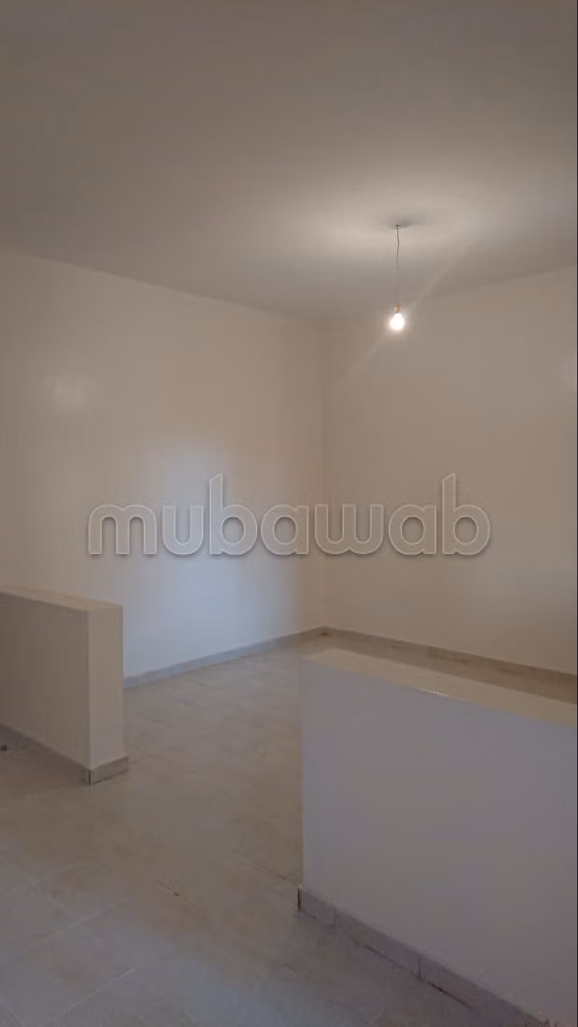 Appartamento in vendita a Route Casablanca. 2 belle camere da letto. Finestre con doppi vetri e porta blindata. 