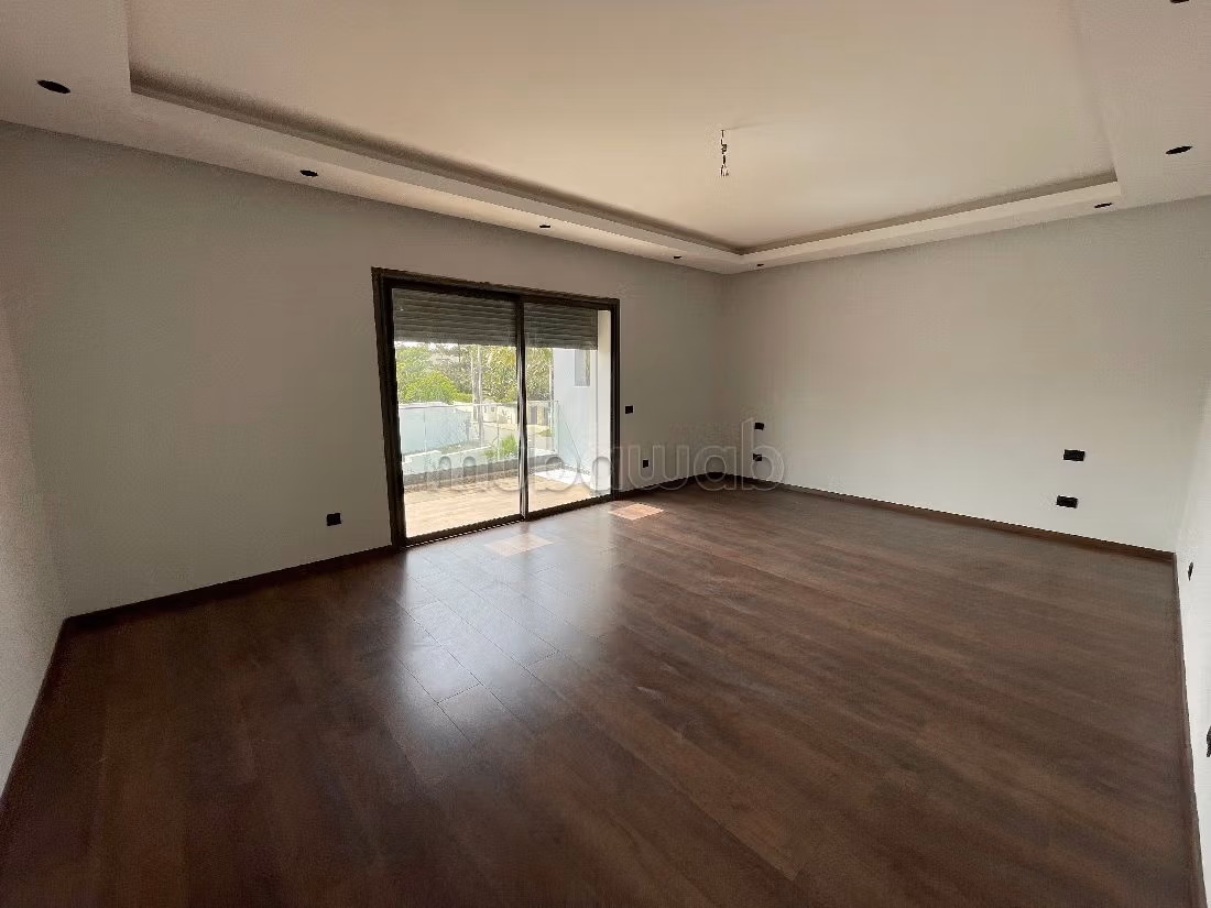 High quality villa for rent in Souissi. Surface area 1800 m². Reinforced door and central heating.