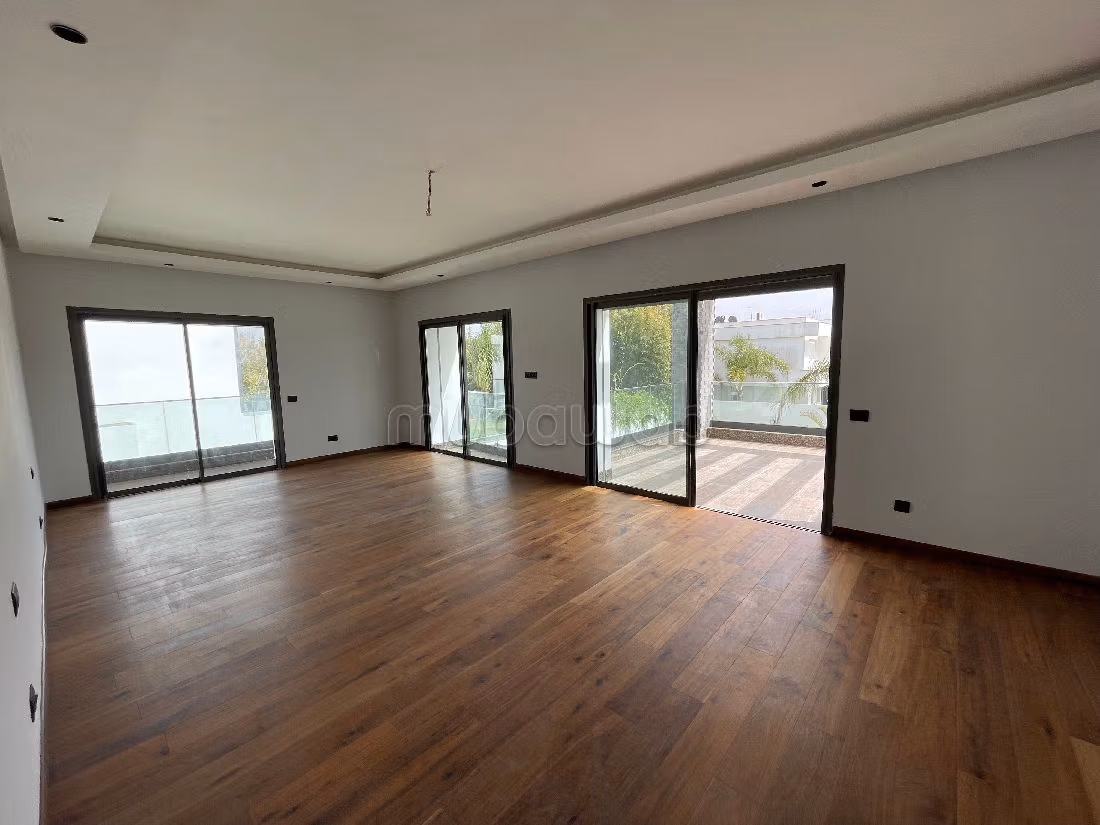 High quality villa for rent in Souissi. Surface area 1800 m². Reinforced door and central heating.