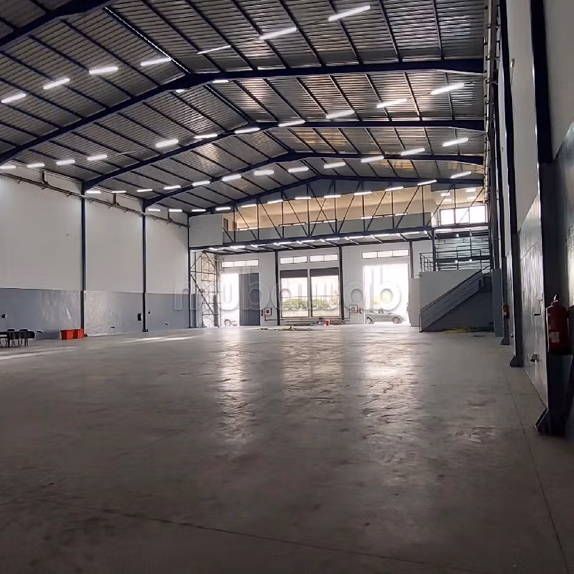 Oficinas y locales comerciales en alquiler en Franceville