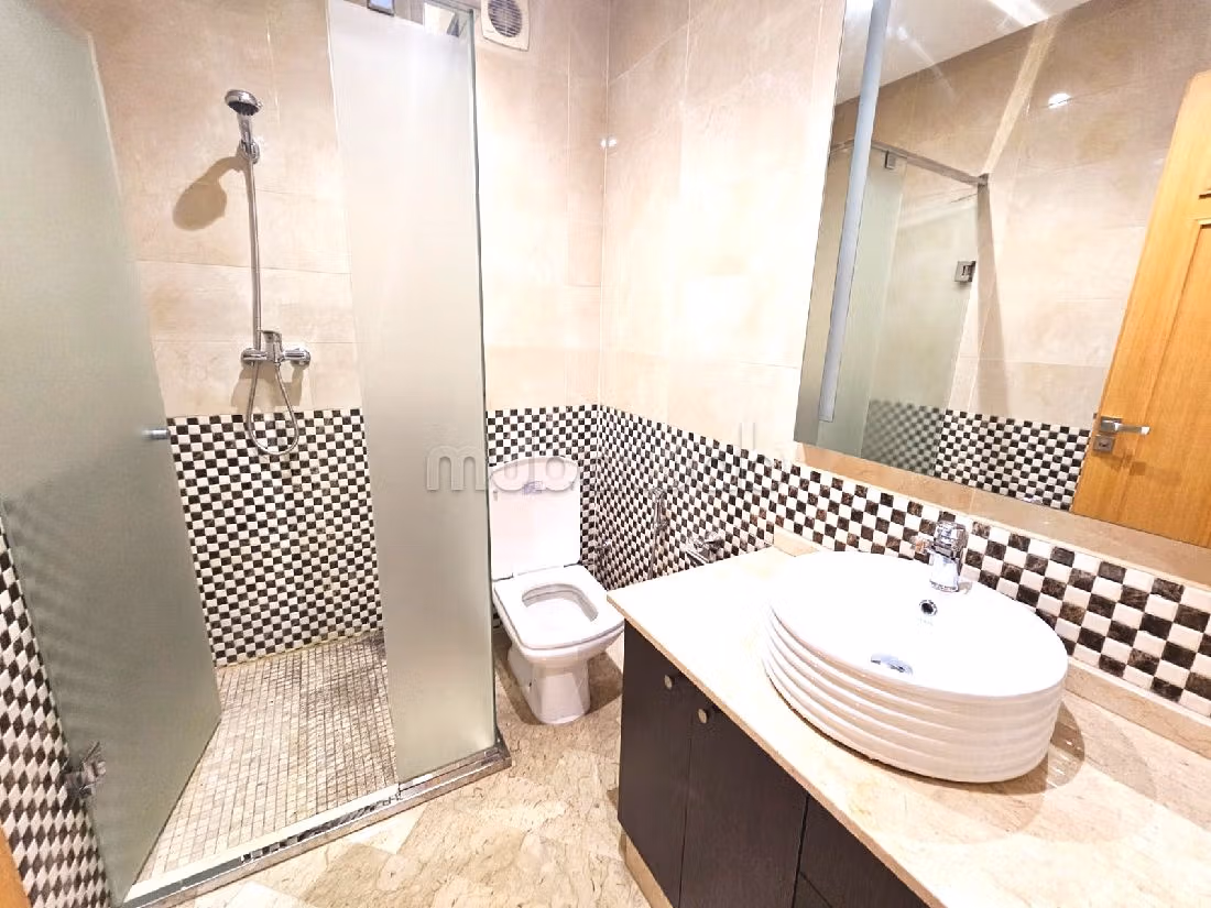 Splendido appartamento in vendita a Palmier. 4 locali spaziosi. Ascensore e terrazzo. 