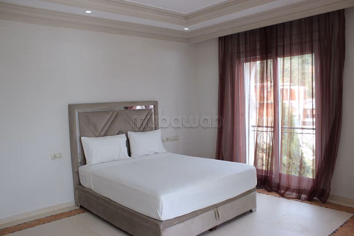 Luxury villa for rent in Du Golf. Large area 560 m². Fully furnished. 