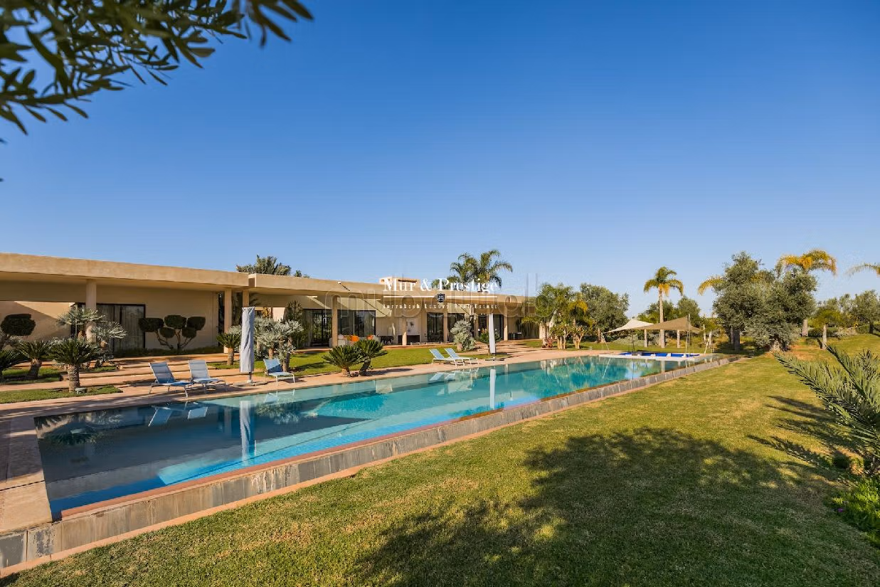 فيلا ممتازة للبيع بمراكش. 6 قطع رائعة. الراحة مع مكيف الهواء و مدفأة