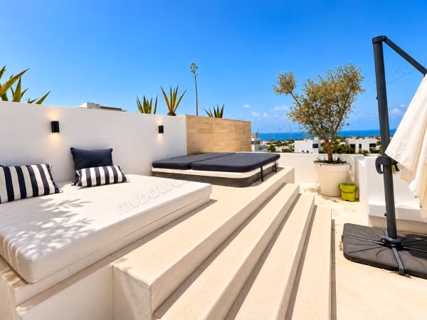Apartment for sale in Ain Diab. Total area 326 m². Green areas and lift. 