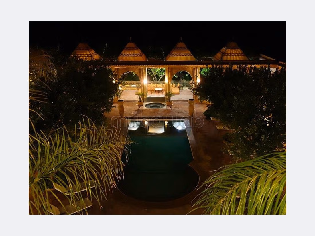 رياض للبيع ب بنيارة. 9 غرف ممتازة. مفروشة. 