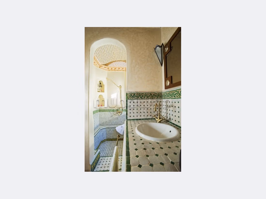 رياض للبيع ب بنيارة. 9 غرف ممتازة. مفروشة. 