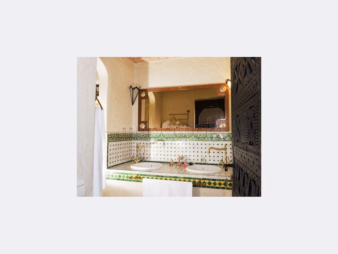 رياض للبيع ب بنيارة. 9 غرف ممتازة. مفروشة. 