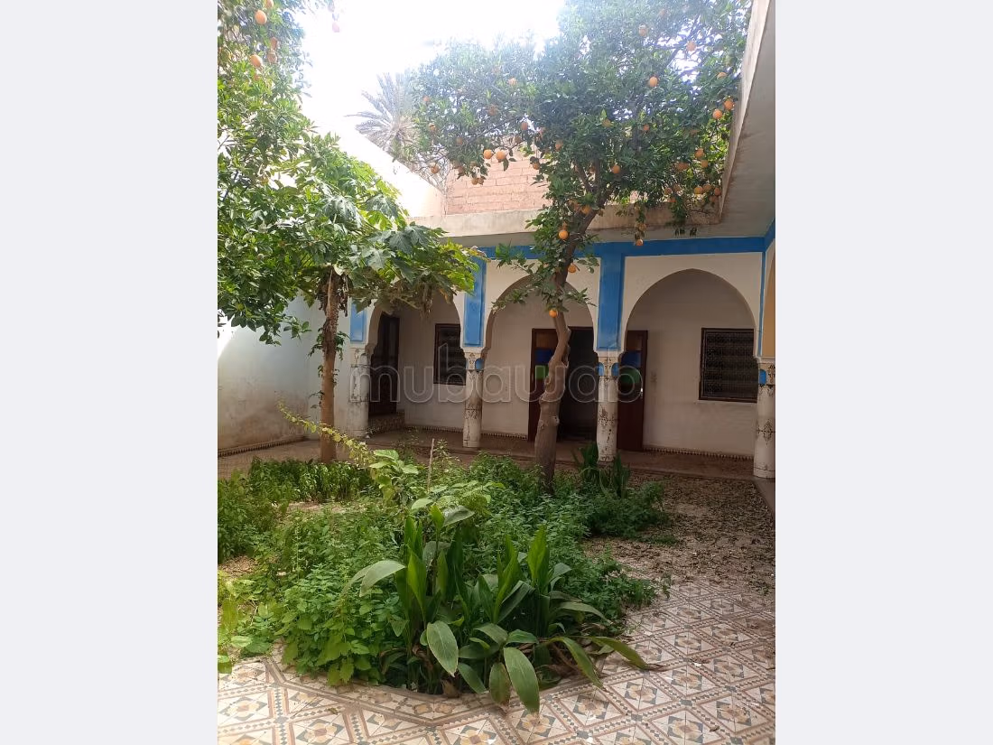 Sontuoso riad in vendita a Assarag. Superficie totale 220 m². Giardino e terrazzo